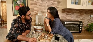 একটি দৃশ্যে সহশিল্পীর সঙ্গে মৌ