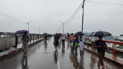 পায়ে হেঁটে গন্তব্যে যাচ্ছেন অফিসগামীরা