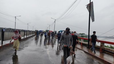 পায়ে হেঁটে গন্তব্যে যাচ্ছেন অফিসগামীরা
