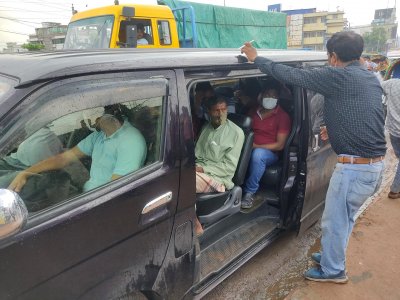 গাদাগাদি করে লোক ওঠানো হয়েছে মাইক্রোবাসে