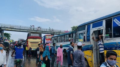 বাড়তি ভাড়া দিয়েও ঢাকা ছাড়ছে মানুষ