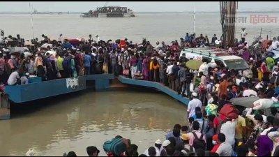 ফেরি পারাপারের সময় যাত্রীদের স্বাস্থ্যবিধি মেনে চলতে দেখা যায়নি