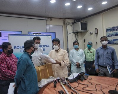 মন্ত্রী ফিরহাদ হাকিম ও রাজ্যসভা এমপি ড. সান্তনু সেনের সঙ্গে দেবাঞ্জন
