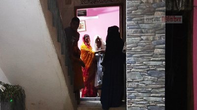 সাদমানের মাকে শোক সইতে সমবেদনা জানাচ্ছেন প্রতিবেশীরা