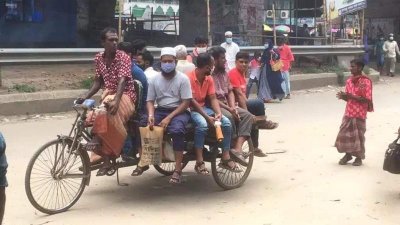 গাজীপুরের মোড়ে মোড়ে অফিসগামীদের ভোগান্তি