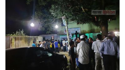 সাদমানের শোকসন্তপ্ত পরিবারের সদস্যদের সমবেদনা জানান প্রতিবেশী ও স্বজনরা