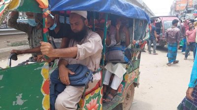 গাজীপুরের মোড়ে মোড়ে অফিসগামীদের ভোগান্তি