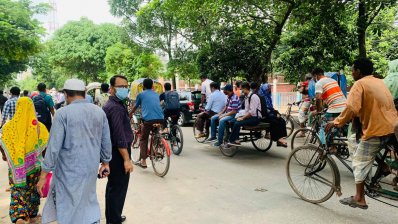 কর্মজীবী মানুষ যাচ্ছেন কর্মস্থলে