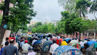 রিকশায় অফিসে যাচ্ছেন অনেকে