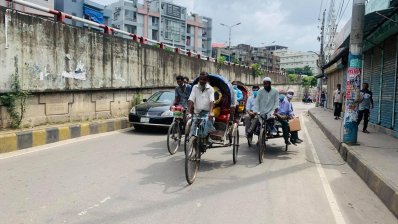 কর্মজীবী মানুষ যাচ্ছেন কর্মস্থলে
