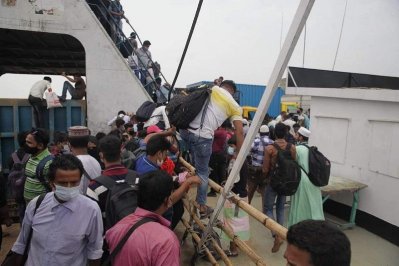 শিমুলিয়া ঘাটে জনস্রোত