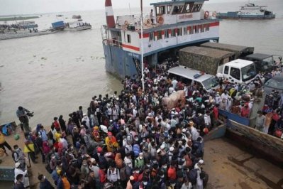 শিমুলিয়া ঘাটে জনস্রোত