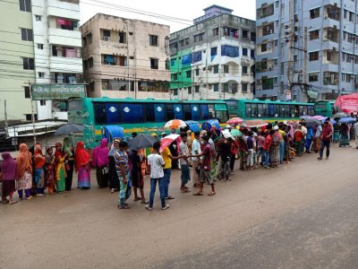 ট্রাকসেলে নিত্যপণ্য কিনতে লাইনে দাঁড়ানো লোকের ভিড়