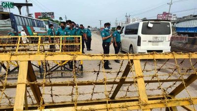 নারায়ণগঞ্জের সড়কে পুলিশের অবস্থান