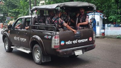 সিলেট নগরীতে বিজিবি সদস্যদের টহল
