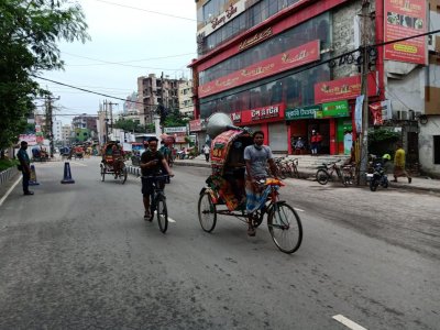 লাকডাউনের বিধিনিষেধ মানতে করা হচ্ছে মাইকিং