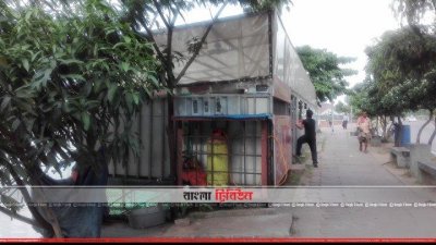 এভাবেই সার দেওয়া দোকান