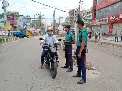 খিলগাঁও এলাকায় মোটরসাইকেলচালককে থামিয়ে জিজ্ঞাসাবাদ করছে পুলিশ