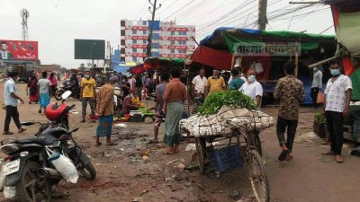 খুলনার গল্লামারী বাজারে স্বাভাবিক সময়ে পা ফেলাই সম্ভব হয় না, লকডাউনে ফাঁকা