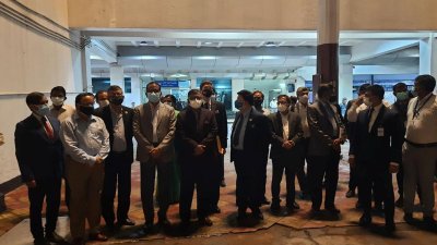 বিমানবন্দরে স্বাস্থ্যমন্ত্রী, পররাষ্ট্রমন্ত্রী ও অন্যান্যরা
