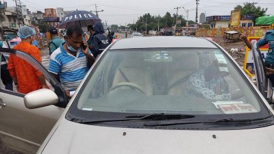 জরুরী বিদ্যুৎ লেখা গাড়িতে চলছে ভাড়ায় যাত্রী পরিবহন