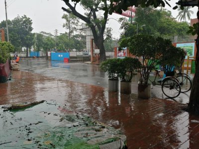 বৃষ্টিবন্দি লকডাউনের দ্বিতীয় সকাল (ভিডিও)