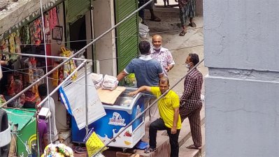 দোকানে চলছে আড্ডা