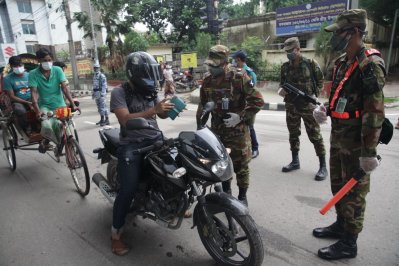 সড়কে সেনা সদস্যরা