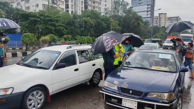 চেকপোস্টে তল্লাশি করা হচ্ছে গাড়ি