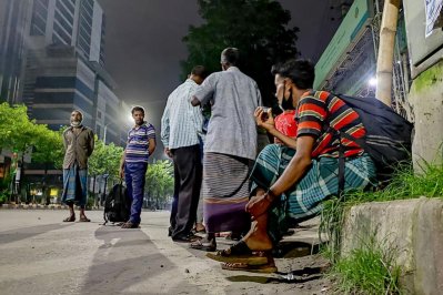 অপেক্ষার প্রহর দীর্ঘ হওয়ায় সড়কের পাশেই বসেছে চায়ের আড্ডাও। ছবি: সালমান তারেক শাকিল