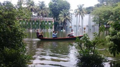 পানির নিচে শহর, নৌকায় অফিস গেলেন শিক্ষাবোর্ড চেয়ারম্যান