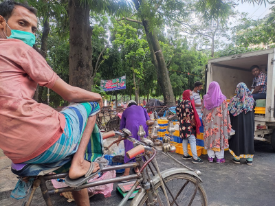 দুধের দোকানের সামনে ক্রেতার ভিড়