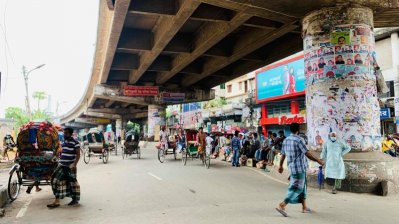 মোড়ে মোড়ে রিকশা ও ব্যক্তিগত গাড়ির জট