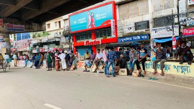 লকডাউনের ষষ্ঠদিনে কাজের অপেক্ষায় মানুষ