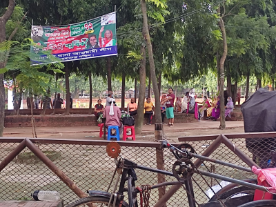 শরীরচর্চা শেষে বিশ্রামের সময় গল্পে মেতে উঠেছেন অনেকে