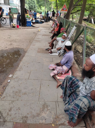 সারিবেঁধে বসে থাকা ভিক্ষুক