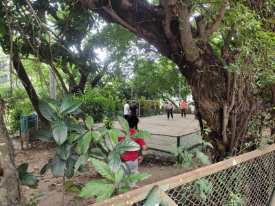 ব্যাডমিন্টন খেলছেন একদল প্রবীণ