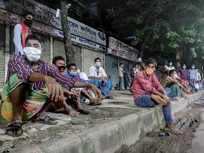 পিকআপ-ট্রাক ভাড়া করে গ্রামে ফিরছেন শ্রমজীবীরা