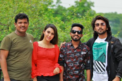 শুটিংয়ে শিল্পী ও দুই মডেলের সঙ্গে নির্মাতা আলম (বামে) 