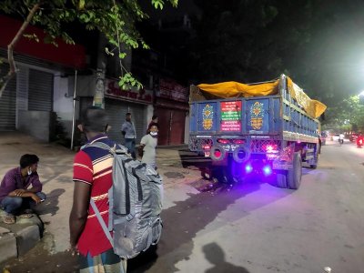 যাত্রী নিয়ে ছুট দেওয়ার অপেক্ষায় ট্রাক