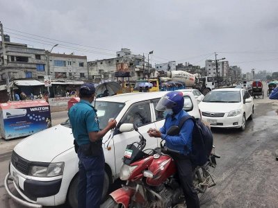 রাজধানীতে ছাড়তে কঠোর, ঢুকতে ঢিলেঢালা পুলিশি নিরাপত্তা