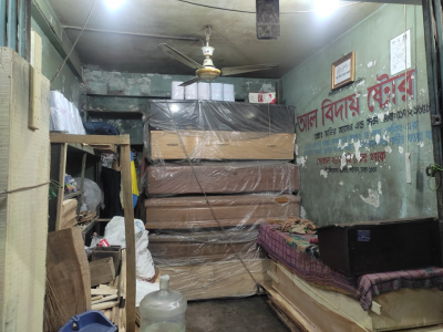 কাঁটাবন মার্কেটের আল বিদায় স্টোরের ভেতরে রাখা দাফনের সরঞ্জাম
