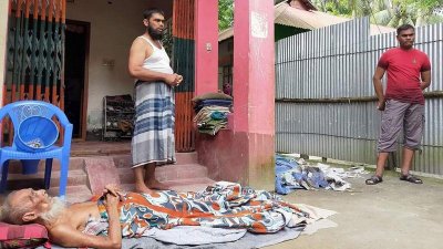 অসুস্থ বাবাকে উঠানে ফেলে রাখেন ছেলেরা