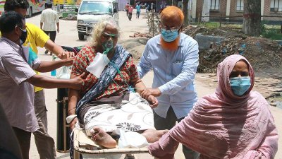 কিছুক্ষণ পরপরই রোগী আসছেন হাসপাতালে