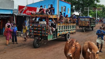 হাটে গরু নিযে আসছেন ব্যবসায়ী ও কৃষকরা