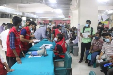 টিকাদান কেন্দ্রে ভিড়