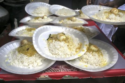 গরিবদের হাতে তুলে দেওয়ার আগে রাখা ভাত-ডিম-ডাল-ভাতের প্লেট
