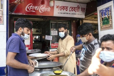 রান্না করা খাবার পরিবেশনের জন্য প্রস্তুত করা হচ্ছে