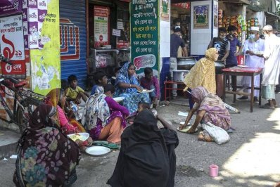 খাবারের জন্য দরিদ্র মানুষের ভিড় করছেন 