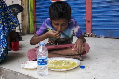 পরম তৃপ্তি সহকারে খাচ্ছে এক কিশোর